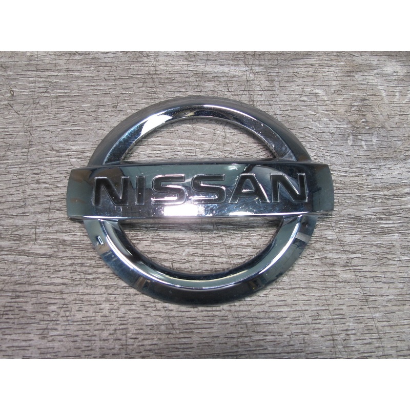03-20 Nissan 370Z 350Z Z33 Front Bumper Emblem Badge Logo 62890-CD000 OEM
