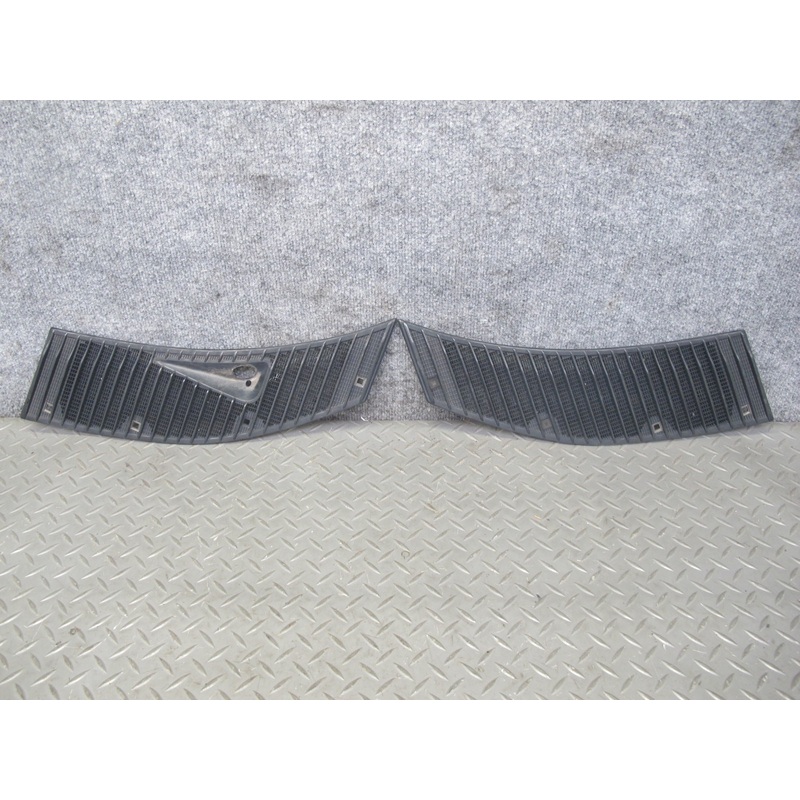 75-85 Mercedes W123 Set of 2 Front Left & Right Hood Vent Cowl Grille OEM