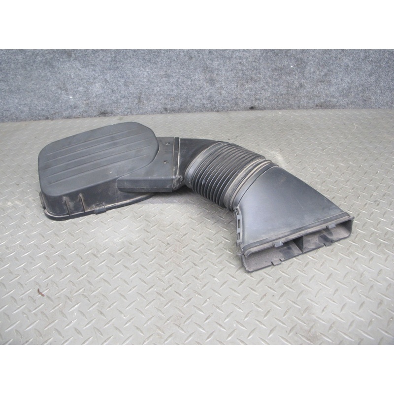 2017-2020 Maserati Levante M161 3.0L Right Air Intake Duct Tube w Cleaner Cover